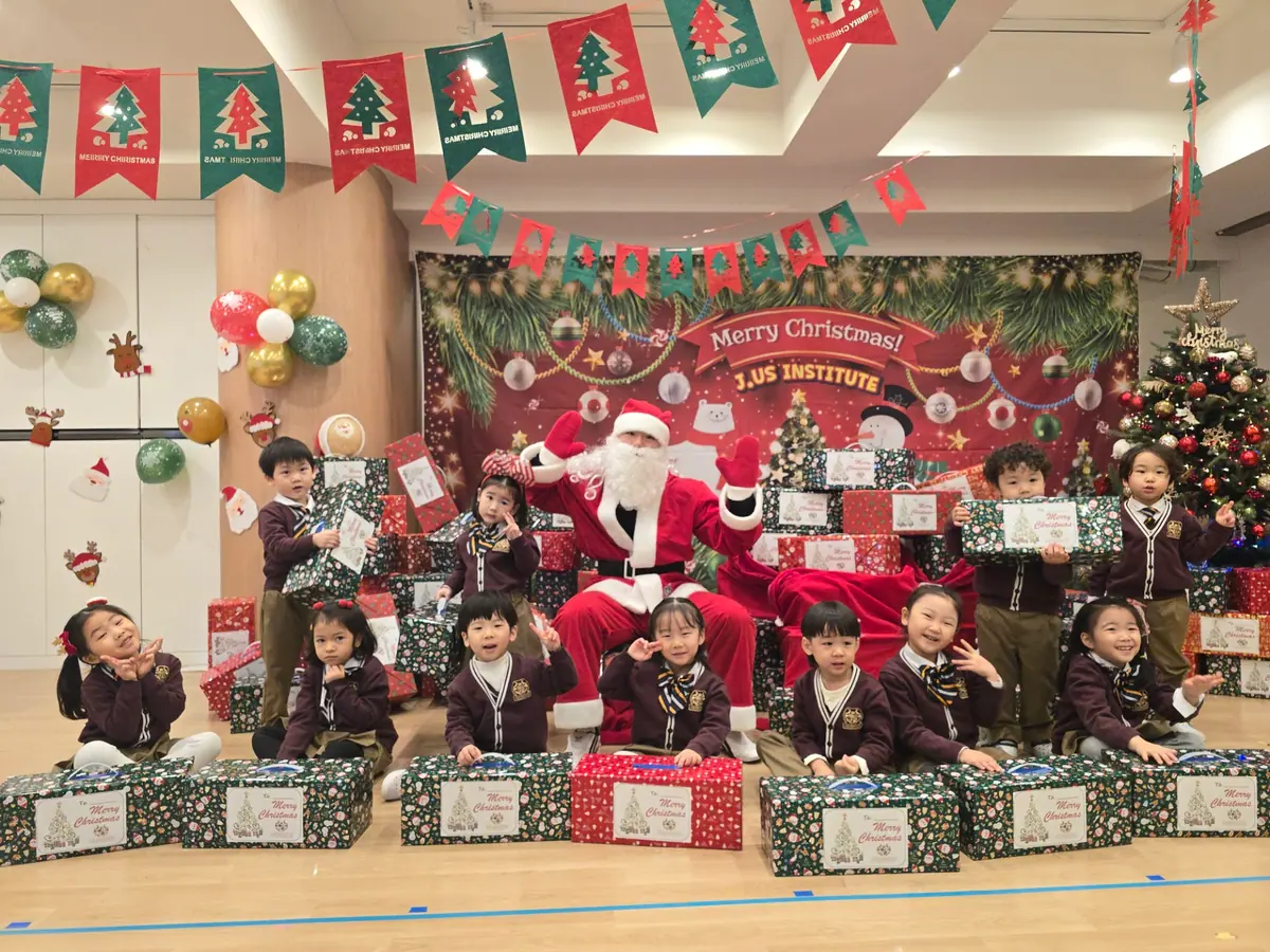 Merry Christmas: 산타와 친구들이 함께한 크리스마스 추억.