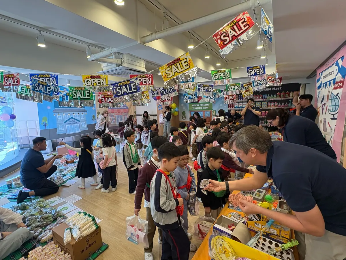 Market Day: 교실 속 가게를 둘러보며 물건을 사고팝니다.