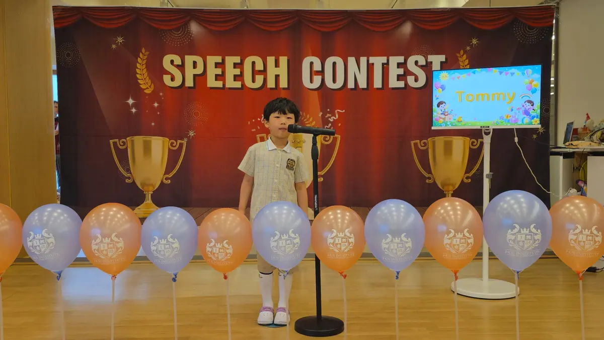 Speech Contest: 친구들 앞에서 준비한 이야기를 전합니다.