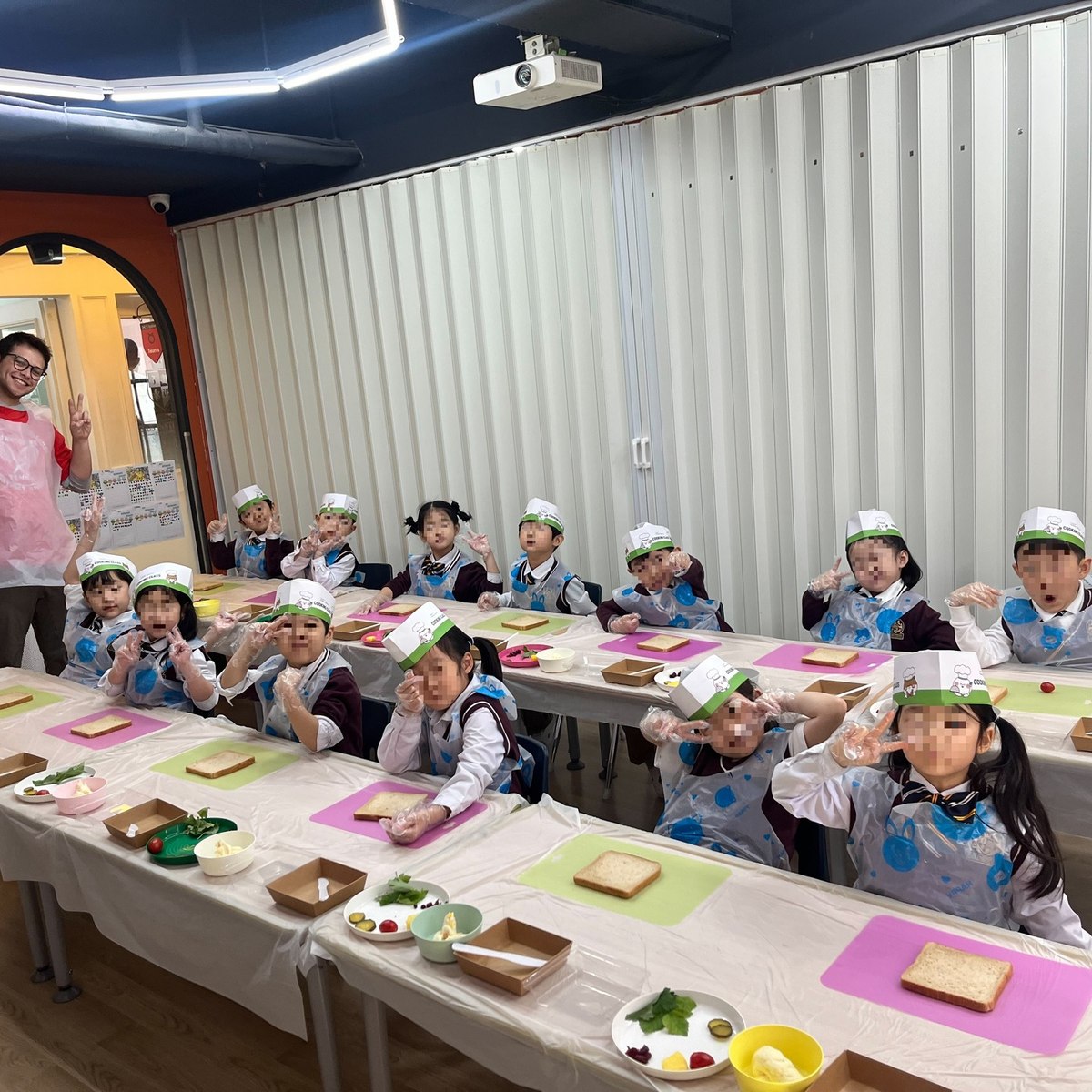 앞치마와 모자를 쓰고 요리 활동을 준비한 아이들