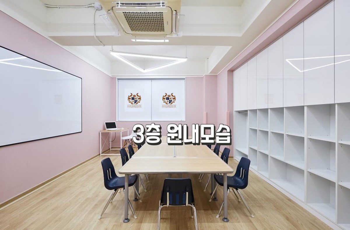 책상과 수납장이 놓인 3층 교실 전경