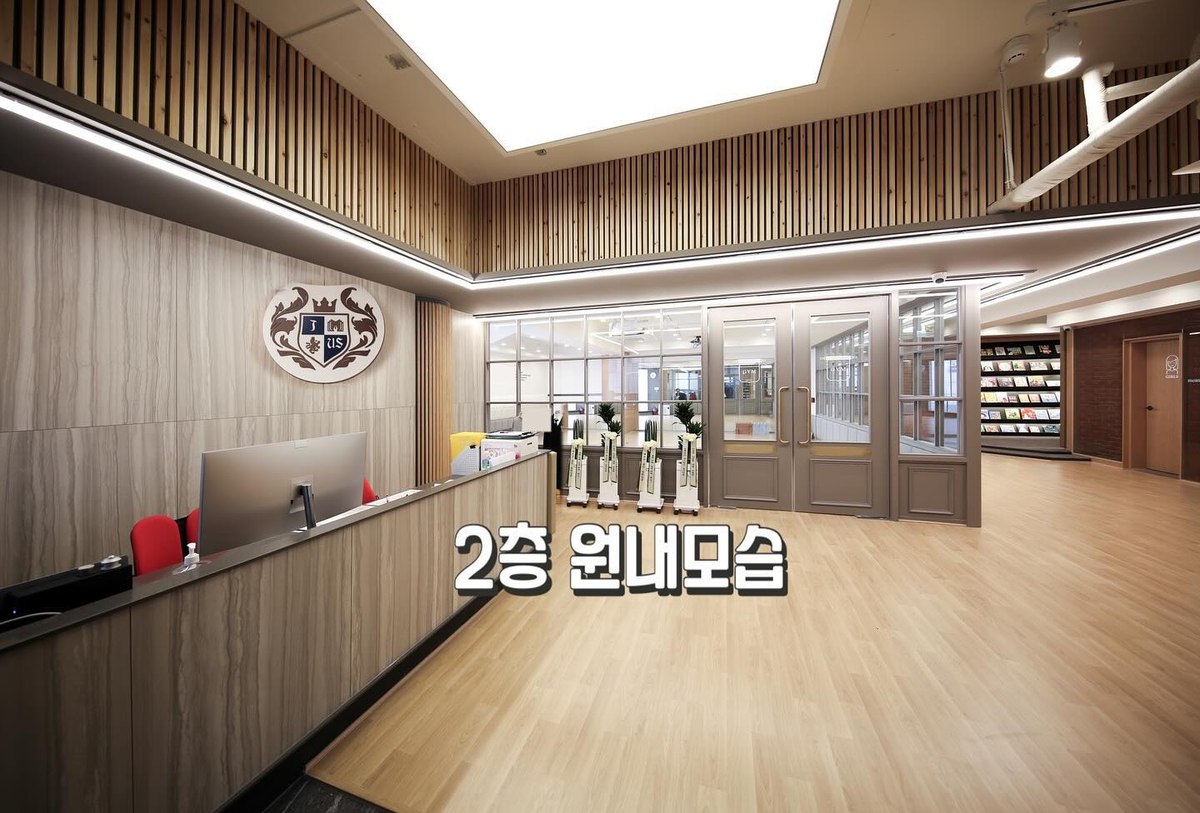 J.US 로고가 보이는 2층 안내 데스크